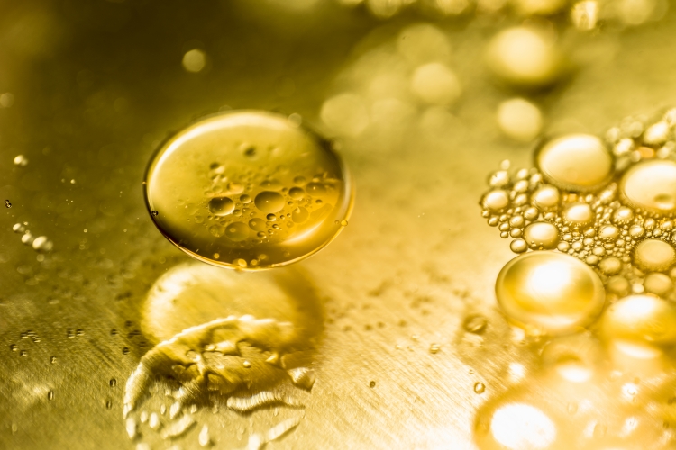 A picture of lubricating oil with visible bubbles.